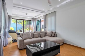 5BR Villa Waterfall Pool Movie Room V257