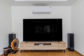 5BR Villa Waterfall Pool Movie Room V257