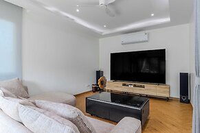 5BR Villa Waterfall Pool Movie Room V257
