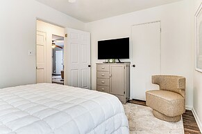 Walk to Park & Cafe: Cozy Indianapolis Getaway