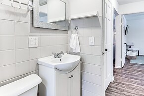Walk to Park & Cafe: Cozy Indianapolis Getaway