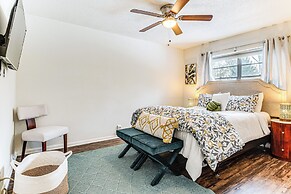 Walk to Park & Cafe: Cozy Indianapolis Getaway