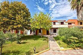 Apartment With Pool and Private Parking