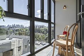 Bright South Yarra Flat With Balcony