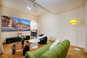 Baihong Riverview Drone Show Apartment