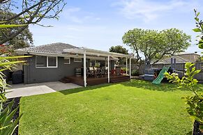 Relaxed Bayside Stay With Outdoor Space