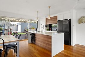 Relaxed Bayside Stay With Outdoor Space