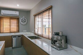 4BR Villa Ideal for Groups Families V262