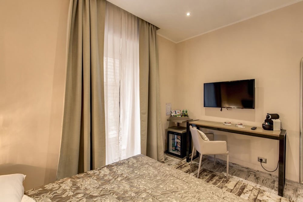 Colonna 18 Apartment by Ghor