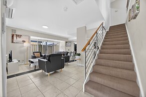 3-bedroom Escape With Outdoor Living Area