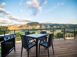 Mountain-view Eco-friendly Cottage