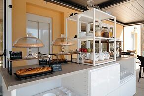 Hotel with swimming pool in Riparbella