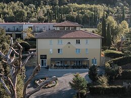 Hotel with swimming pool in Riparbella