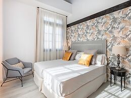 Apartamentos Puerta Elvira Suites 3000