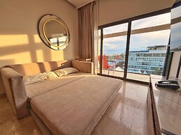 LUX 1 BDR OCEAN VIEW 1 BLOCK TO BEACH