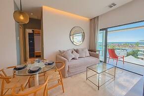 LUX 1 BDR OCEAN VIEW 1 BLOCK TO BEACH