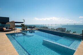 LUX 1 BDR OCEAN VIEW 1 BLOCK TO BEACH