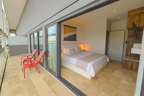 LUX 1 BDR OCEAN VIEW 1 BLOCK TO BEACH