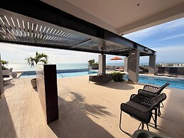 LUX 1 BDR OCEAN VIEW 1 BLOCK TO BEACH
