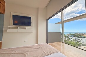 LUX 1 BDR OCEAN VIEW 1 BLOCK TO BEACH