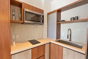 LUX 1 BDR OCEAN VIEW 1 BLOCK TO BEACH