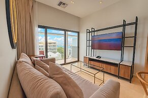 LUX 1 BDR OCEAN VIEW 1 BLOCK TO BEACH