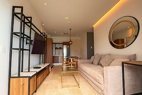 LUX 1 BDR OCEAN VIEW 1 BLOCK TO BEACH