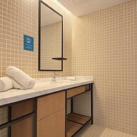 LUX 1 BDR OCEAN VIEW 1 BLOCK TO BEACH