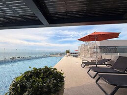 LUX 1 BDR OCEAN VIEW 1 BLOCK TO BEACH