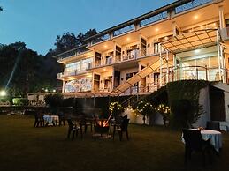 The Pine Oak Resort