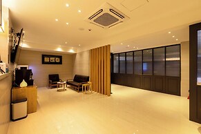 AVENUE S HOTEL
