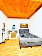 Comfortable 4BR Apt for 12 FAC Platz