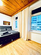 Comfortable 4BR Apt for 12 FAC Platz
