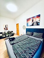 Comfortable 4BR Apt for 12 FAC Platz