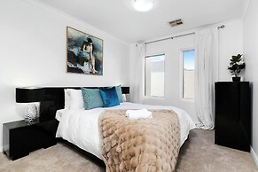 Walk to Beach Coastal Home in Coogee