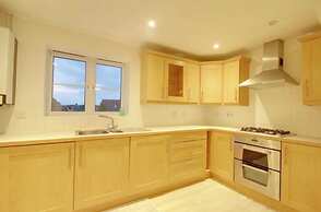 2 Double Bed Flat, En-suite, Top Floor, With Private Parking
