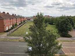 2 Double Bed Flat, En-suite, Top Floor, With Private Parking