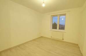 2 Double Bed Flat, En-suite, Top Floor, With Private Parking