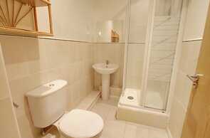 2 Double Bed Flat, En-suite, Top Floor, With Private Parking