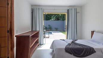 Casa Pet-friendly em Cond com Piscina e 5 Su tes