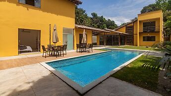 Casa Pet-friendly em Cond com Piscina e 5 Su tes