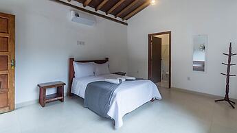 Casa Pet-friendly em Cond com Piscina e 5 Su tes