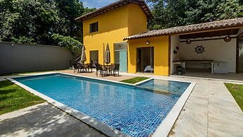 Casa Pet-friendly em Cond com Piscina e 5 Su tes
