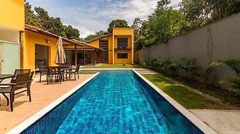 Casa Pet-friendly em Cond com Piscina e 5 Su tes