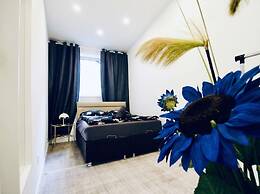 Cozy 2BR and Living Room Apt for 6