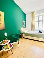 Spacious 8BR Apt with Terrace 16P