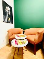 Spacious 8BR Apt with Terrace 16P