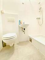 Spacious 8BR Apt with Terrace 16P