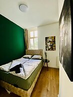 Spacious 8BR Apt with Terrace 16P