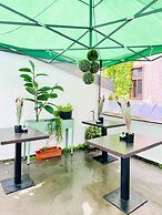 Spacious 8BR Apt with Terrace 16P